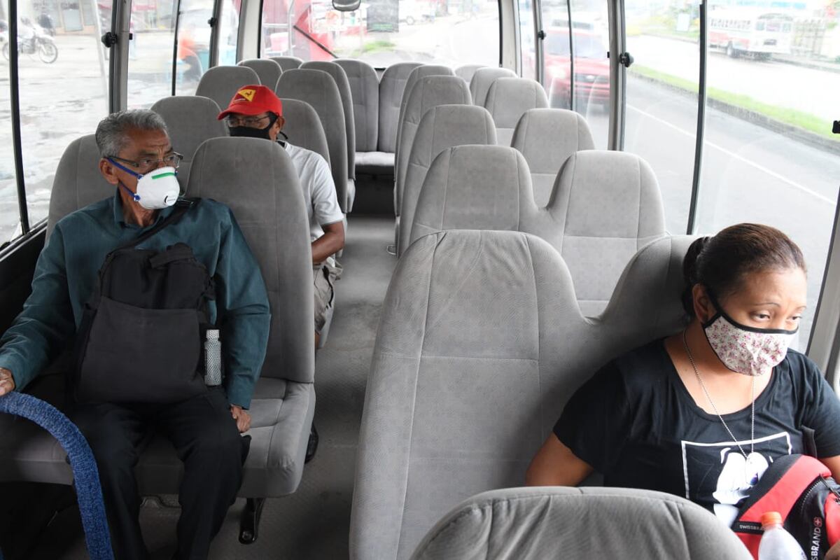 Así es como debe sentarse en los buses del transporte público de ahora en adelante. Fotos