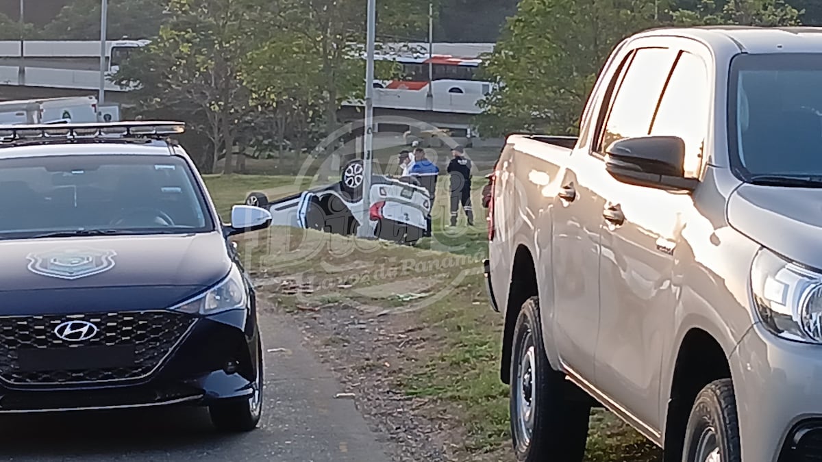 Conductor pierde la vida tras volcarse en la rotonda de Albrook