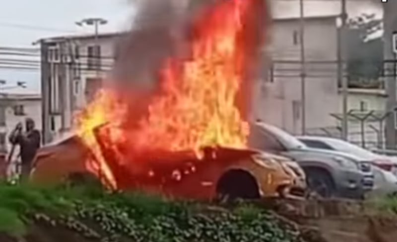 LO ÚLTIMO. Taxi se incendia frente al cuartel de bomberos de Altos de Los Lagos y queda calcinado