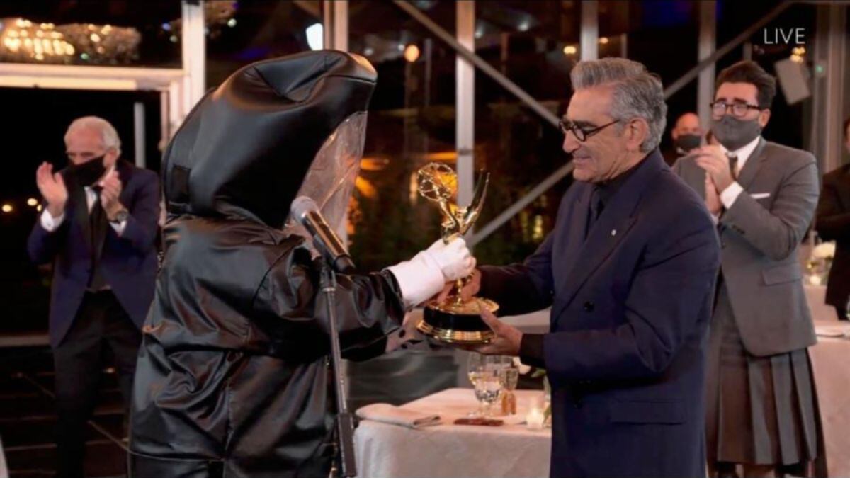 Unos Emmy fuera de todo pronóstico. Comedia canadiense de Netflix se convierte en la reina de una atípica gala virtual