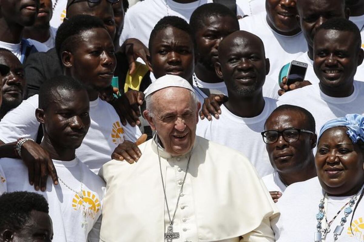 Vaticano prepara propuesta para que mujeres y hombres casados sean sacerdotes