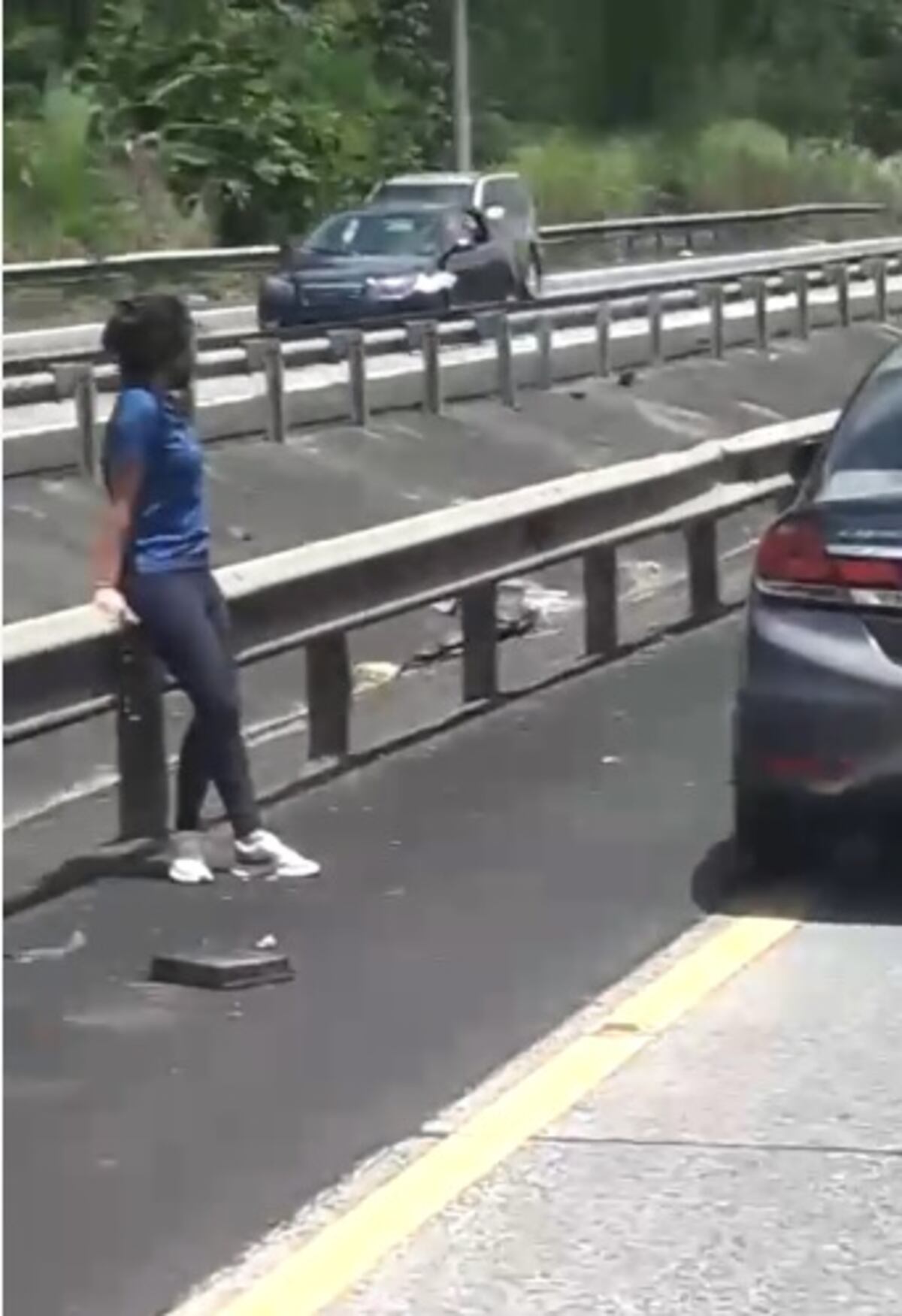 Como de película. Interceptan y encañonan a una mujer en plena vía Centenario. Video