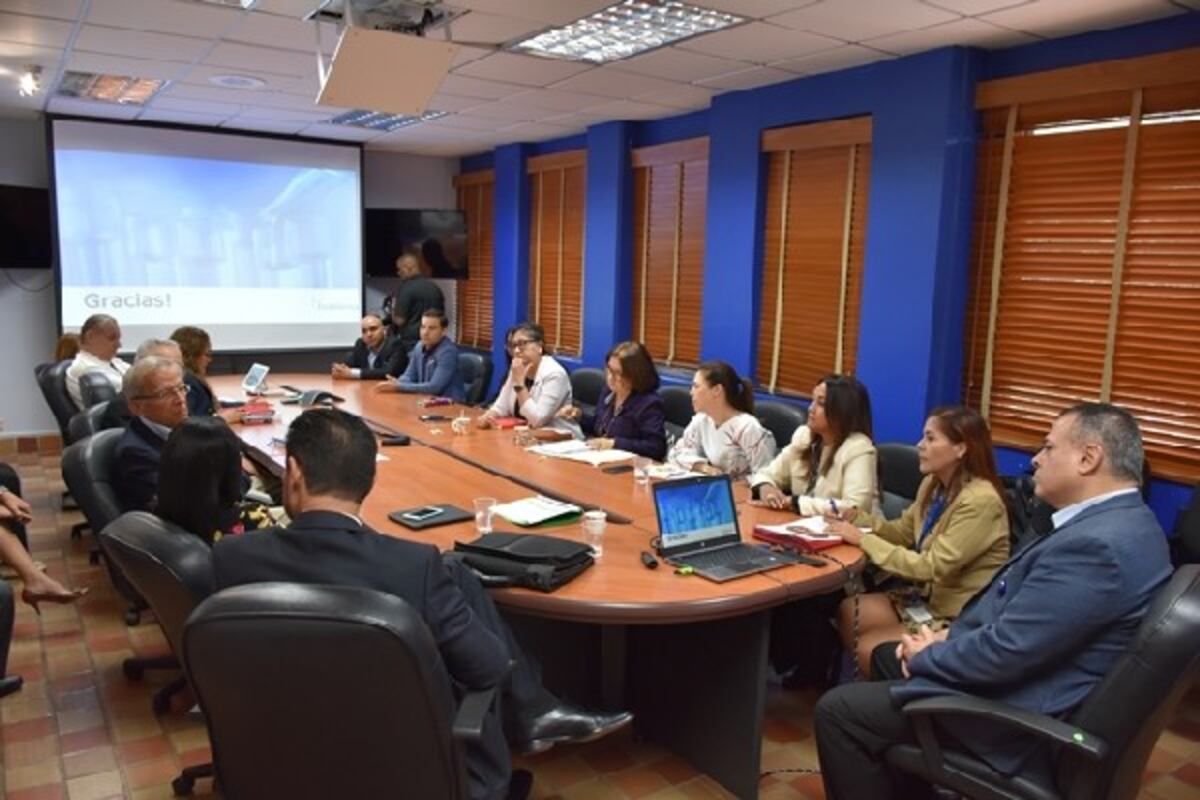 Comisión entrega informe para mejorar compra de medicamentos en la Caja de Seguro Social