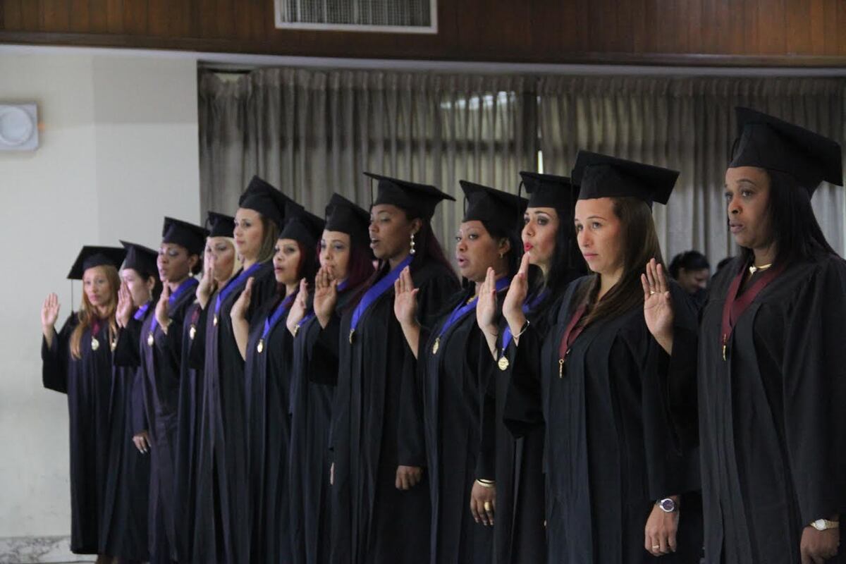 ¡Histórico! Privadas de libertad reciben título universitario