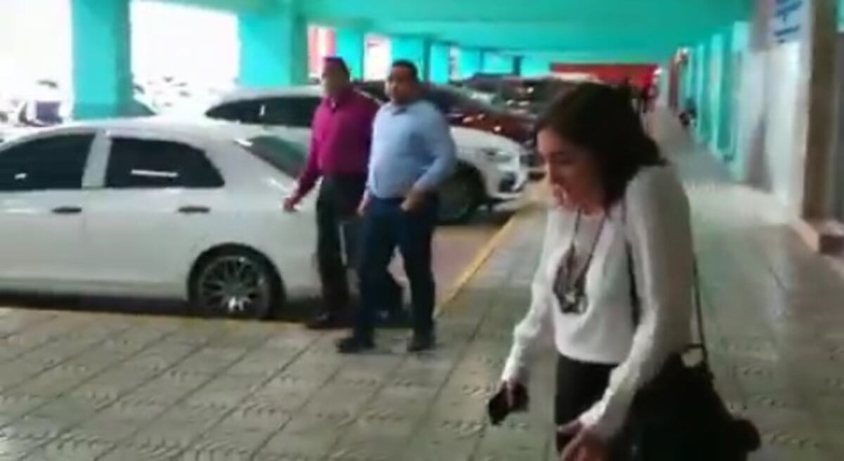 Mariela Ledezma cae al piso al llegar junto a  Annette Planells, de Movin, al Sistema Penal Acusatorio. Queda en video