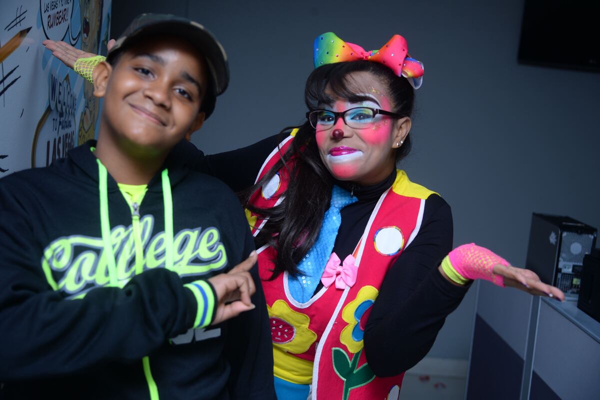 Sonríe a la vida. Su hijo lucha contra el cáncer, pero Pomposita sigue sacando sonrisa a los niños