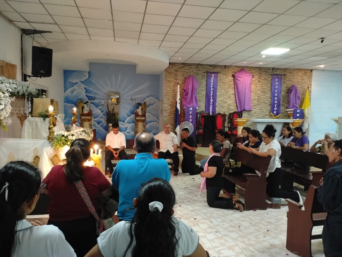 Santiago vive con fervor el recorrido de las siete iglesias