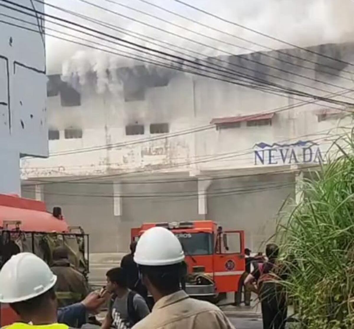 Se incendia complejo de bodegas en la Zona Libre de Colón