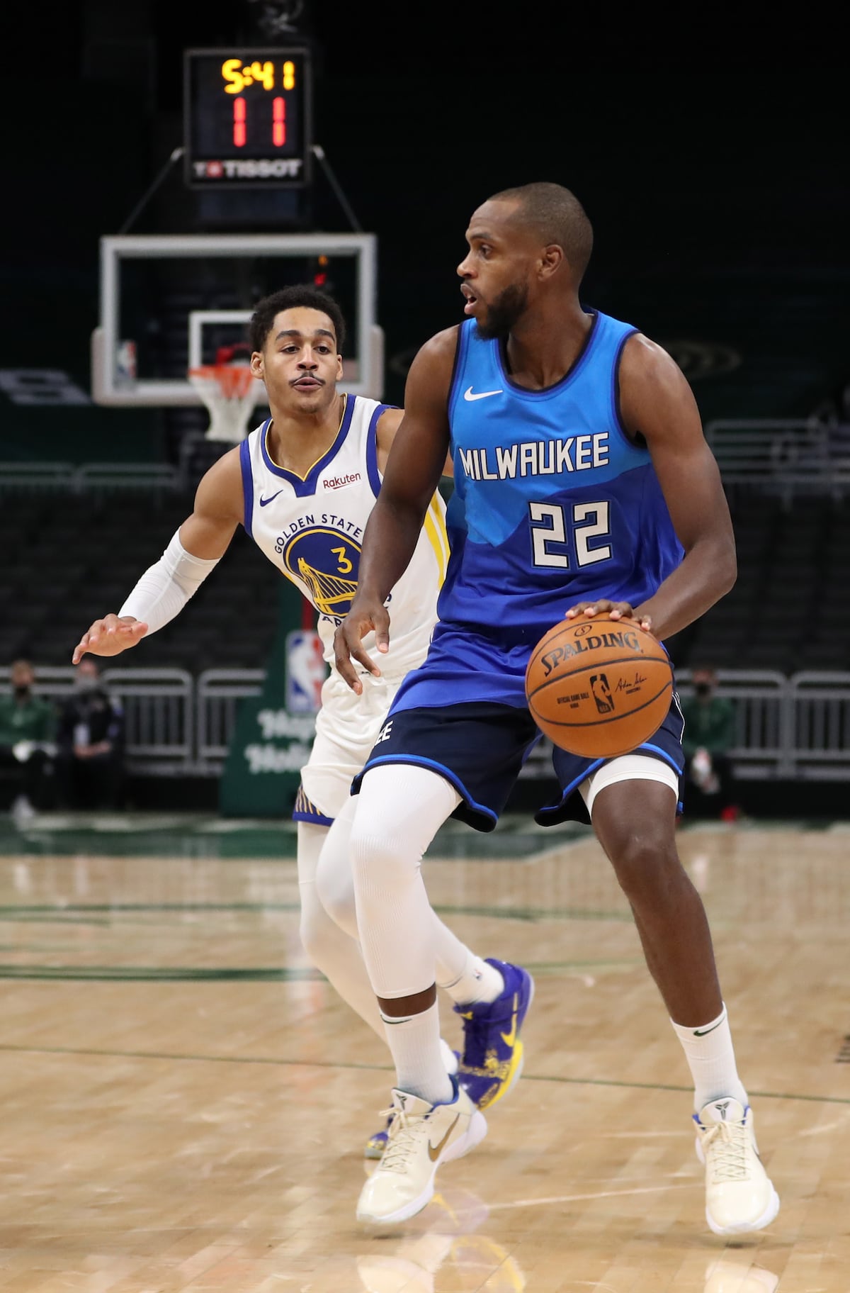 Bucks se dan un banquete navideño con los Warriors