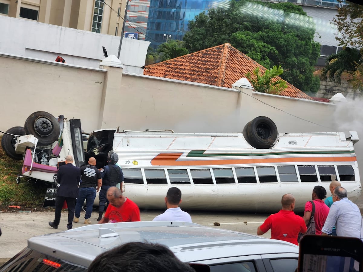 Bus diablo rojo se choca y deja varios heridos cerca del Corredor Sur. The Panama Clinic da el apoyo con los primeros auxilios