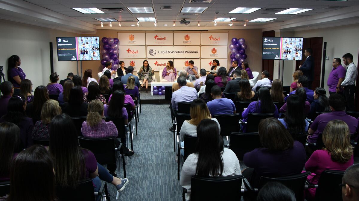 Con  sendos conversatorios celebran el Día Internacional de la Mujer