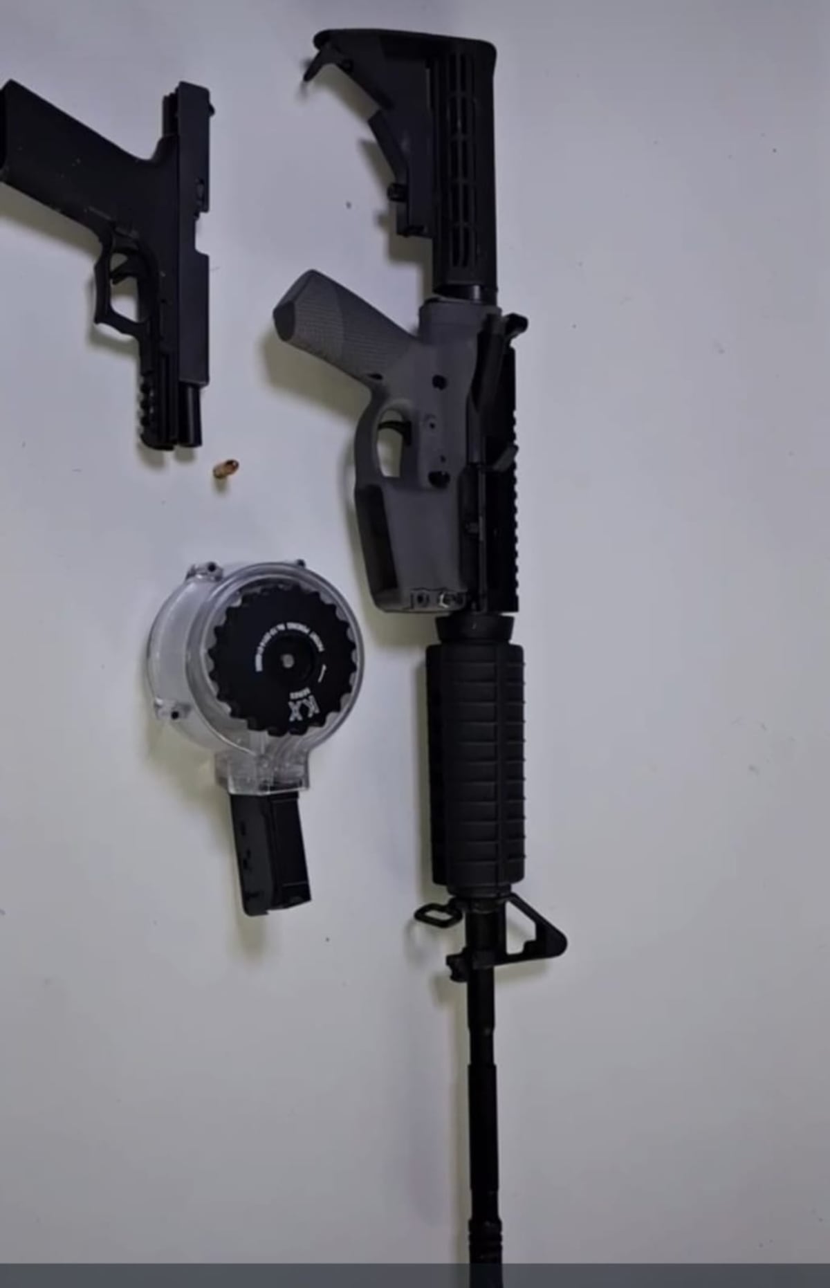 Adulto y menor caen con fusil de guerra y pistola en operativo en Santa Ana