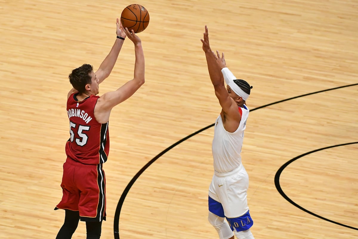 Triples de Robinson le dan el primer triunfo al Heat