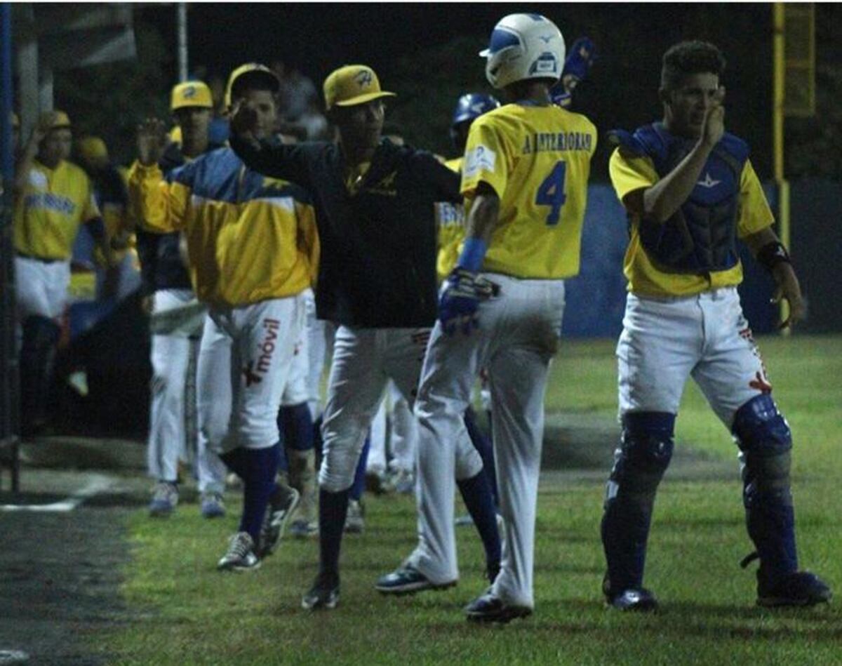 Herrera y Coclé se van arriba en las semifinales del béisbol juvenil