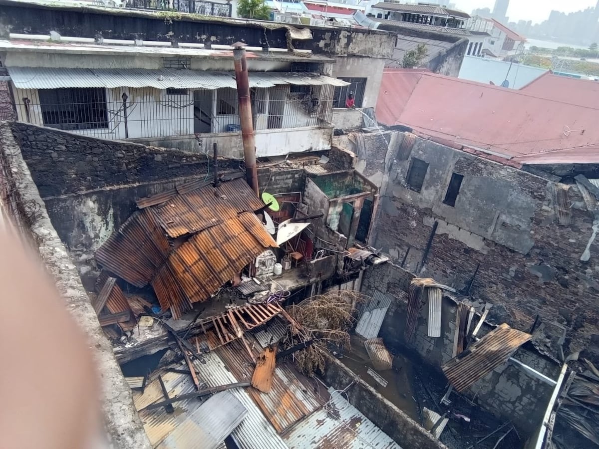 Voraz incendio arrasa caserón en Santa Ana y deja decenas de personas afectadas + VÍDEOS