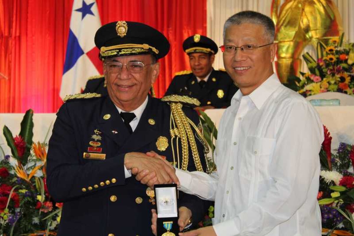 EL embajador de China en Panamá recibe reconocimiento de los Bomberos