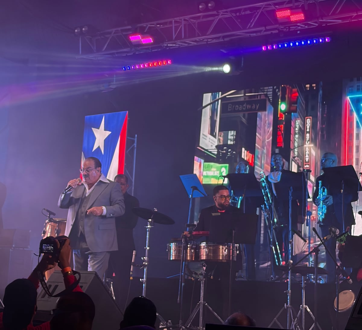 Tony Vega celebra en Panamá sus 49+1 años de trayectoria al ritmo de salsa y nostalgia