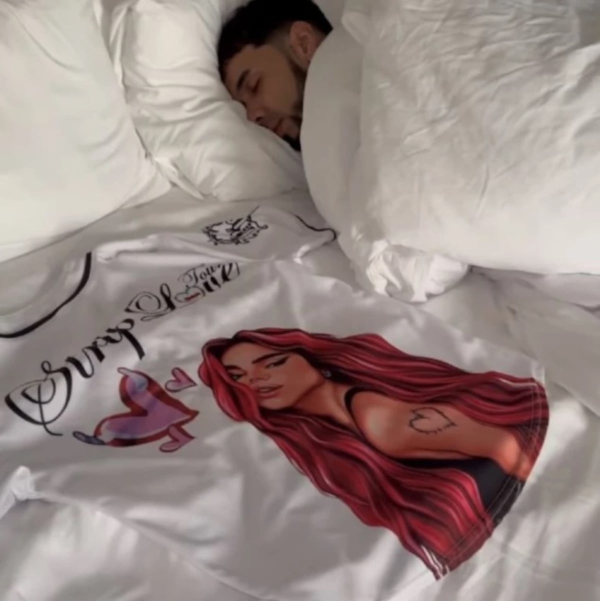 El ex tóxico. Anuel con ropa de Karol G en su cama. Lo tildan de acosador 