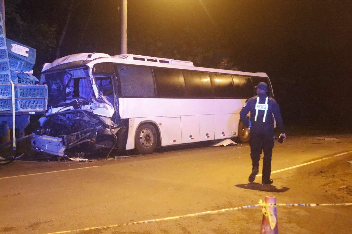 Muere conductor al chocar su bus con un camión