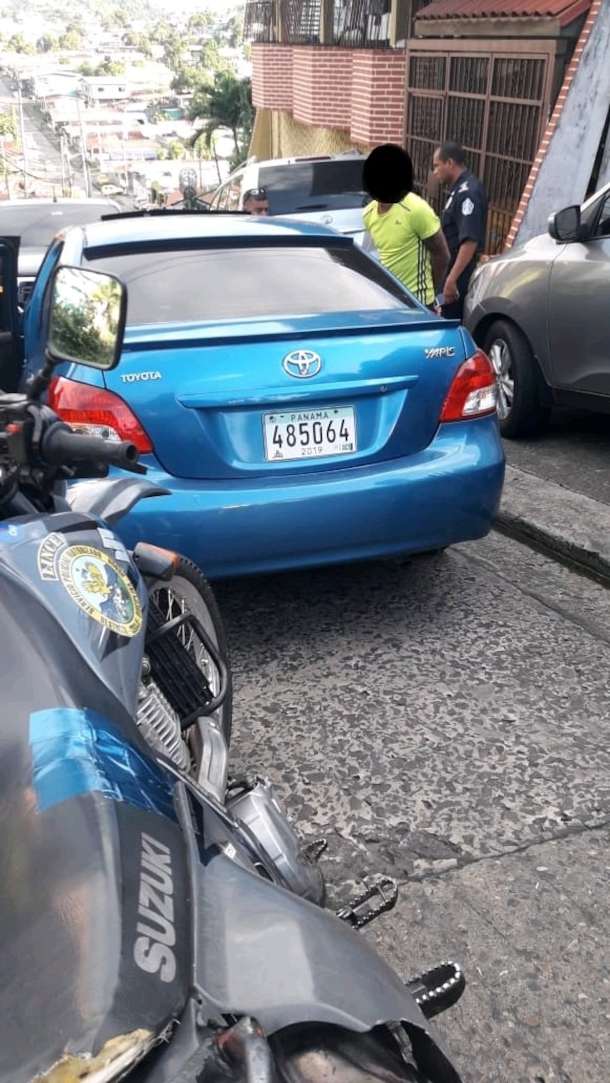 ¡Le salió mal! Delincuente no pudo llegar muy lejos con el carro que se había robado. Video