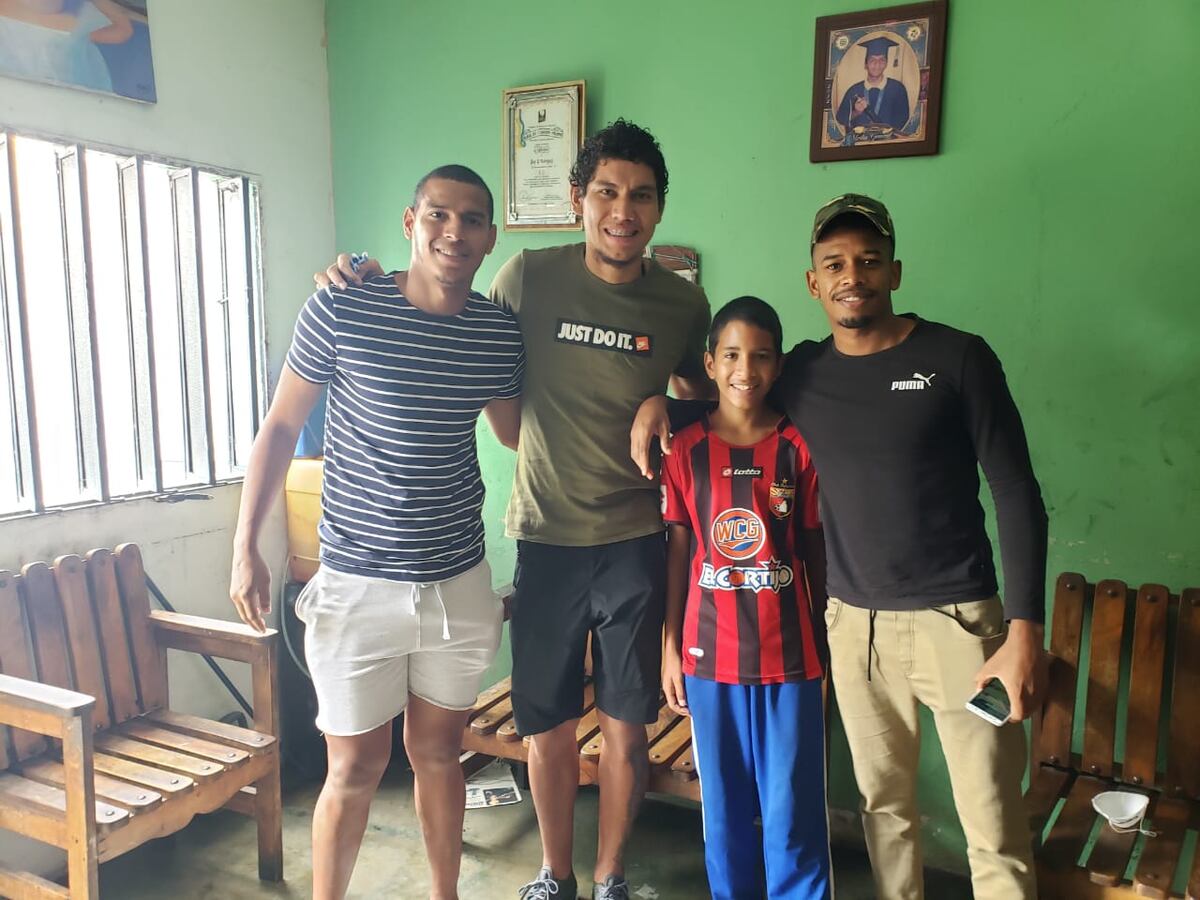 El gesto humanitario de tres futbolistas panameños con niños en Venezuela. Fotos