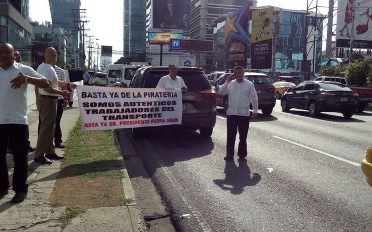 ¡CAOS EN EL TRÁFICO! Taxistas cierran varios puntos de la capital 