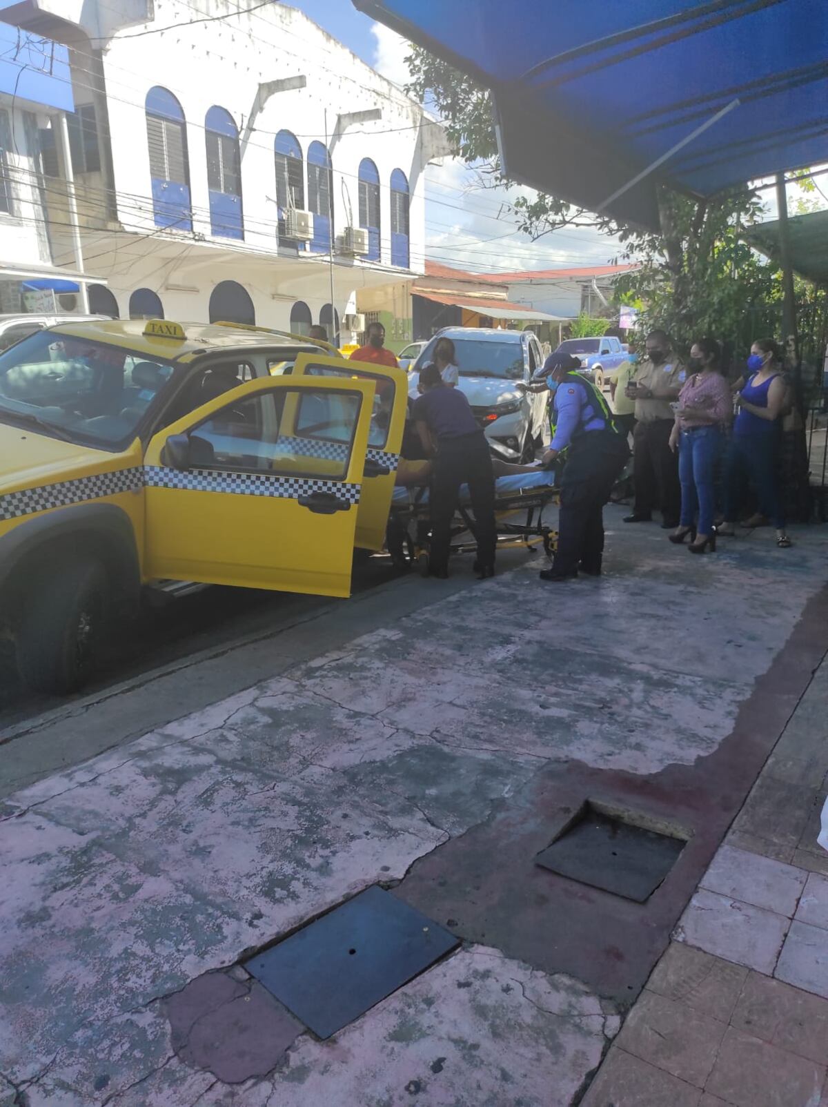 Taxista ayudó a mujer mientras daba a luz en su taxi en Veraguas  