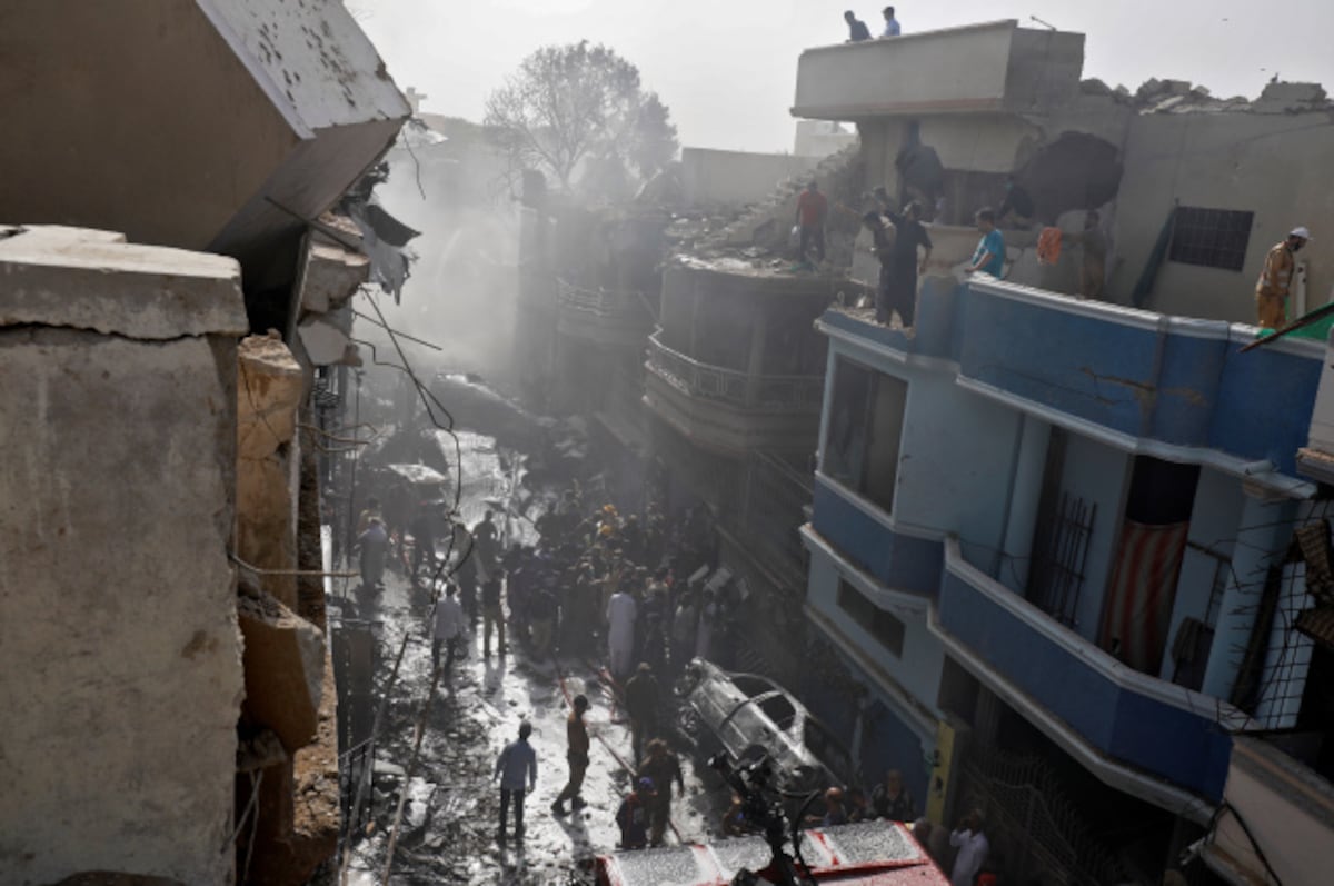 Se estrella un avión en Pakistán, en un barrio residencial de Karachi, la ciudad más grande del país