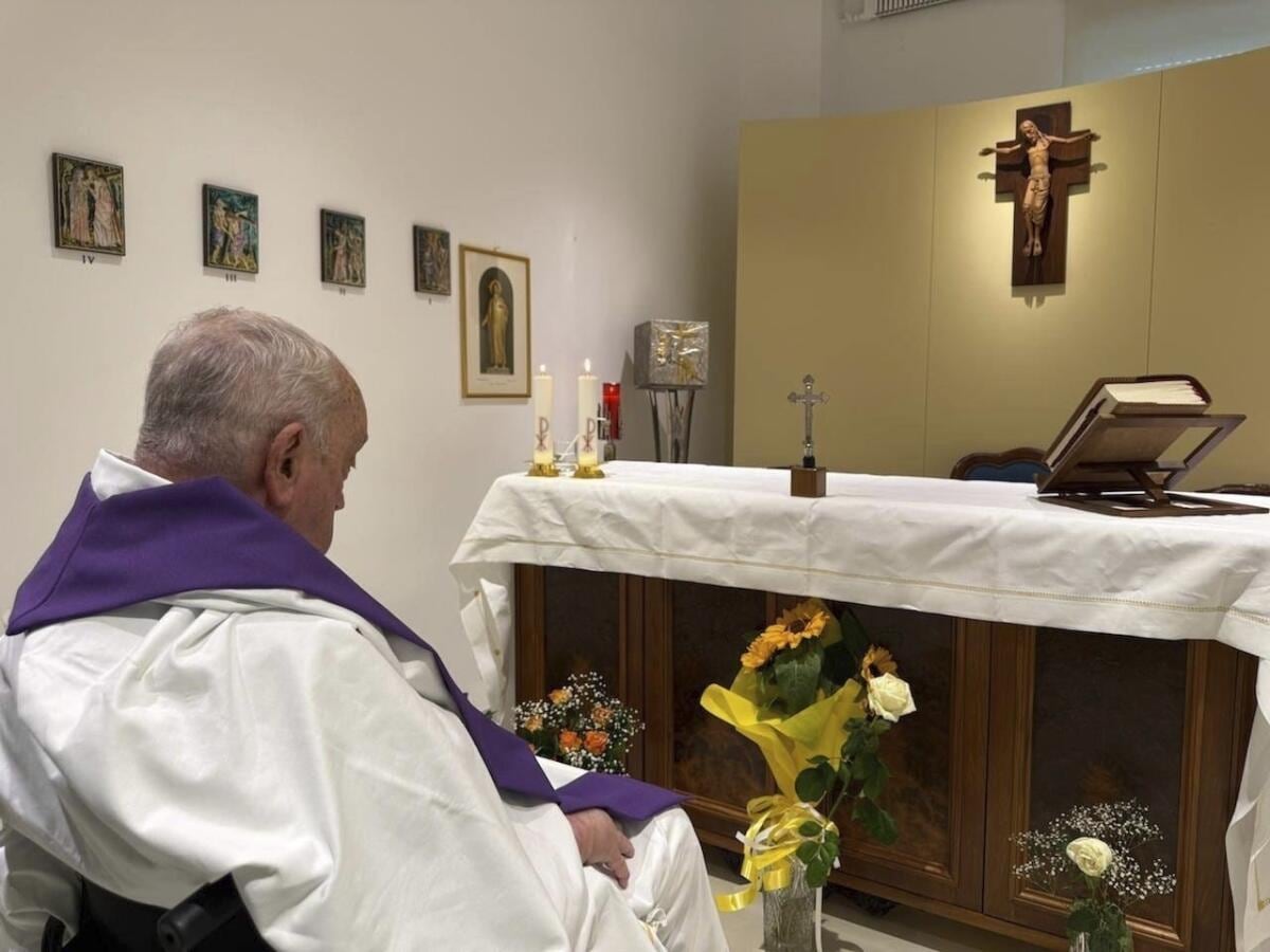 El Vaticano publica primera foto del papa Francisco desde su hospitalización