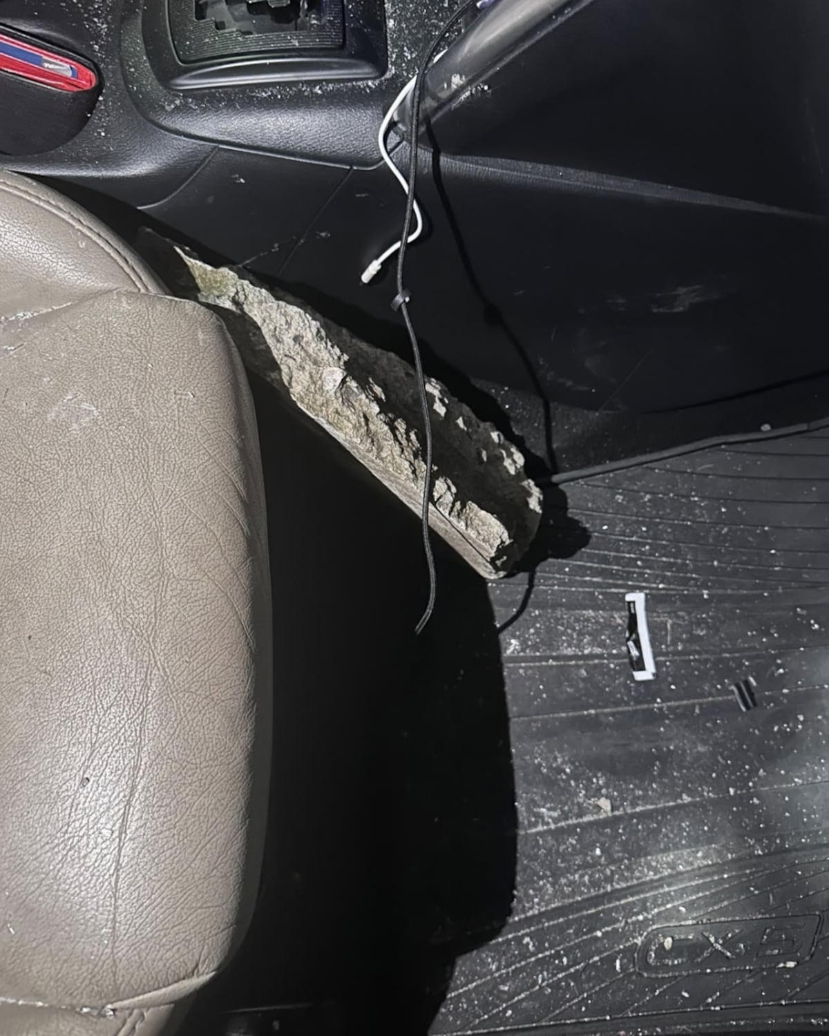 ¿De dónde salió la roca? Reportan parabrisas roto en la avenida Paical y piden revisar cámaras