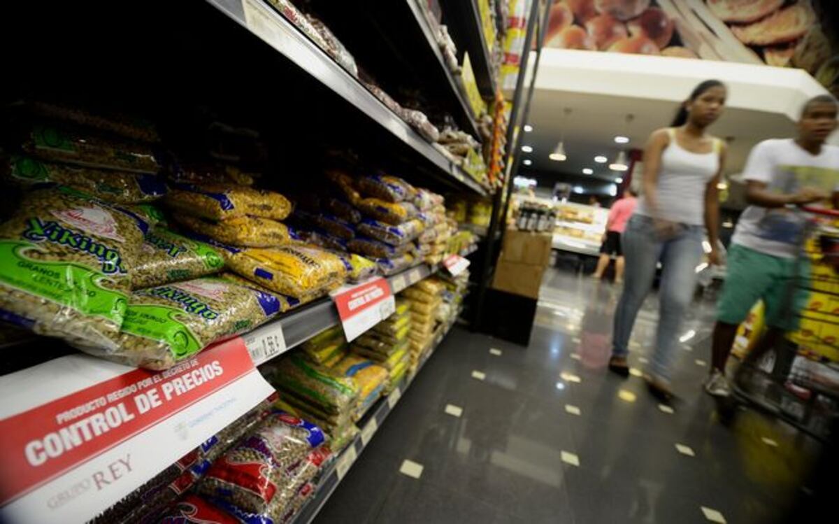 Control de precios entra en vigencia con 14 alimentos de la canasta básica familiar