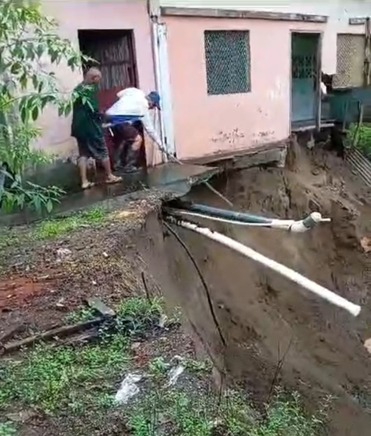 ‘Una cosa de locos’: Dos hombres casi mueren por rescatar un colador de café 