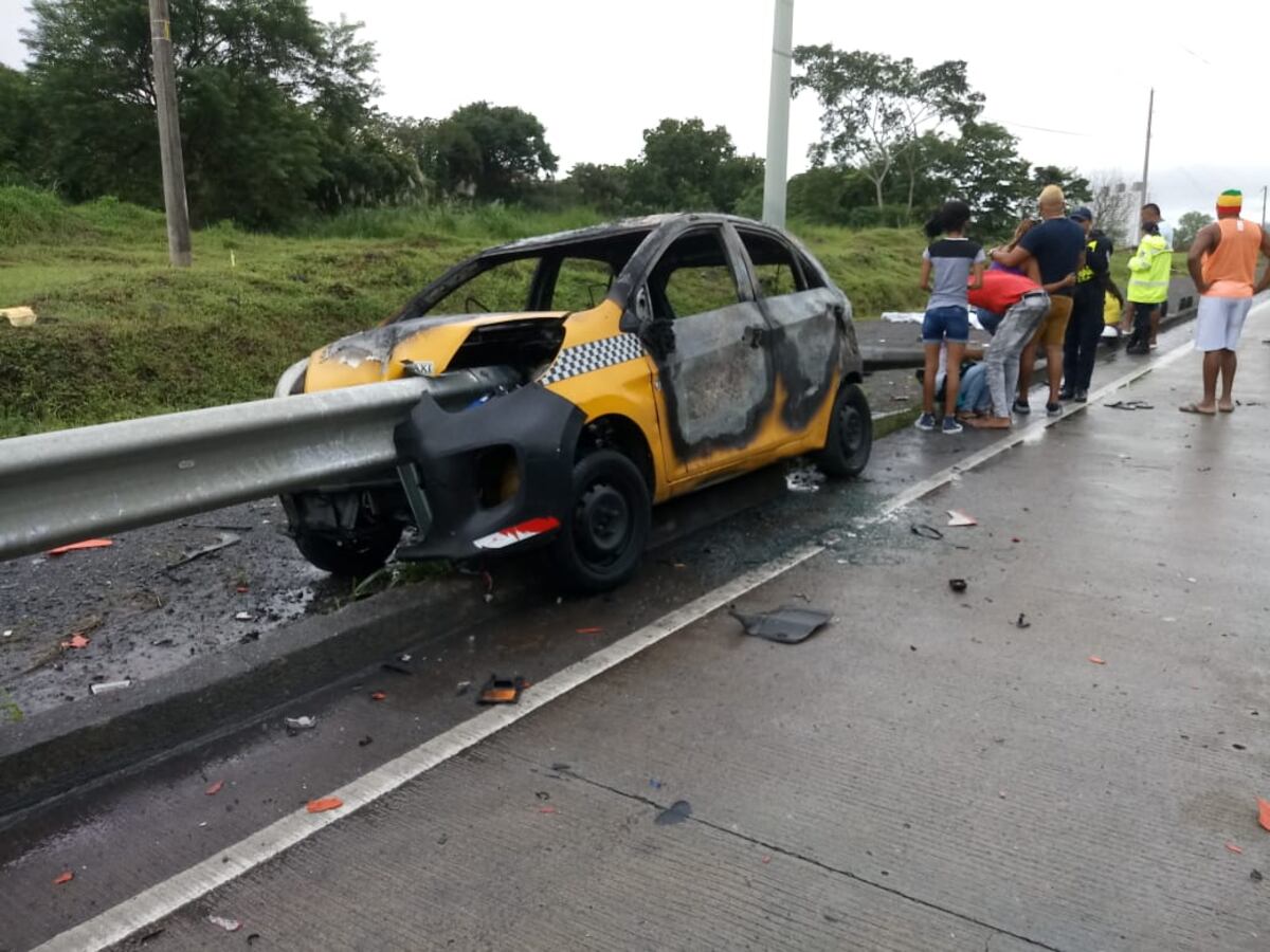 Taxi choca, queda incrustado en las vigas y se incendia en pleno corredor. Hay un muerto