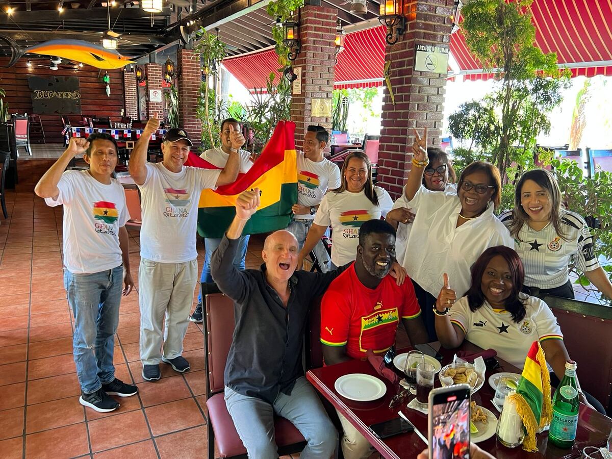 ‘Full’ con Ghana. La selección le entregó una camiseta a la princesa, diputada panameña Kayra Harding. Video