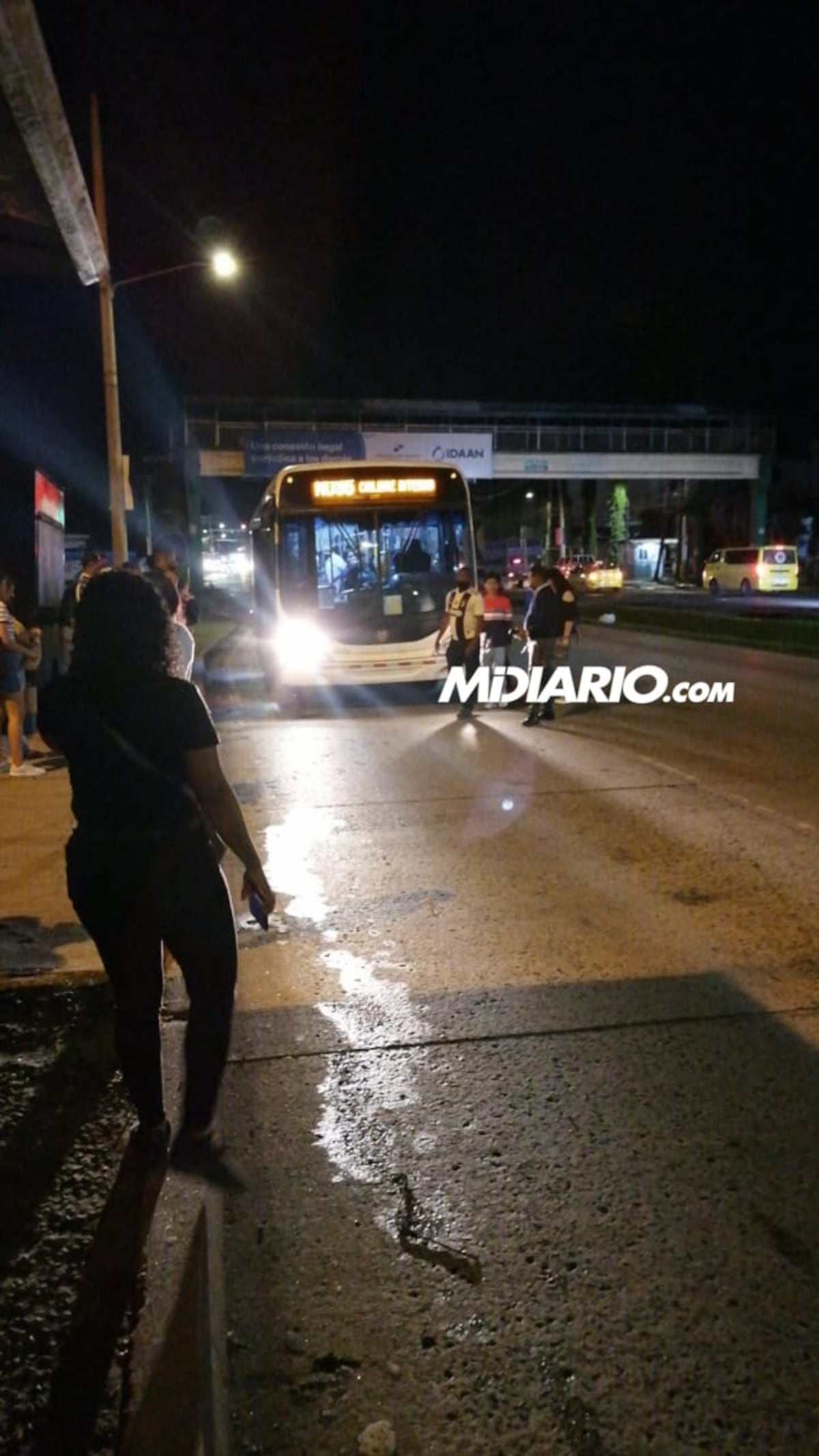 Le disparan a metrobús con todo y pasajeros, desde un carro en marcha