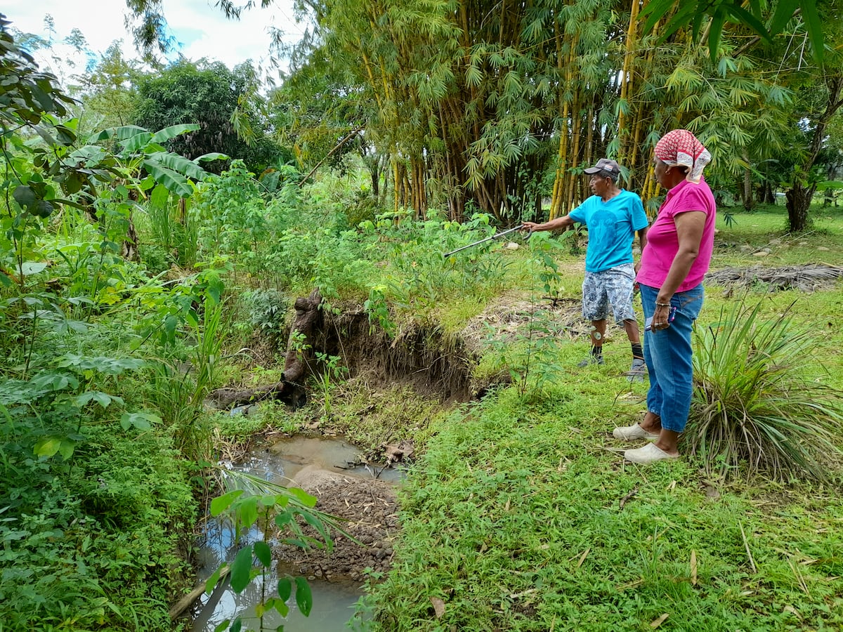 Solicitan ayuda. Corriente se lleva parte de sus terrenos y muros en La Hincada de Antón