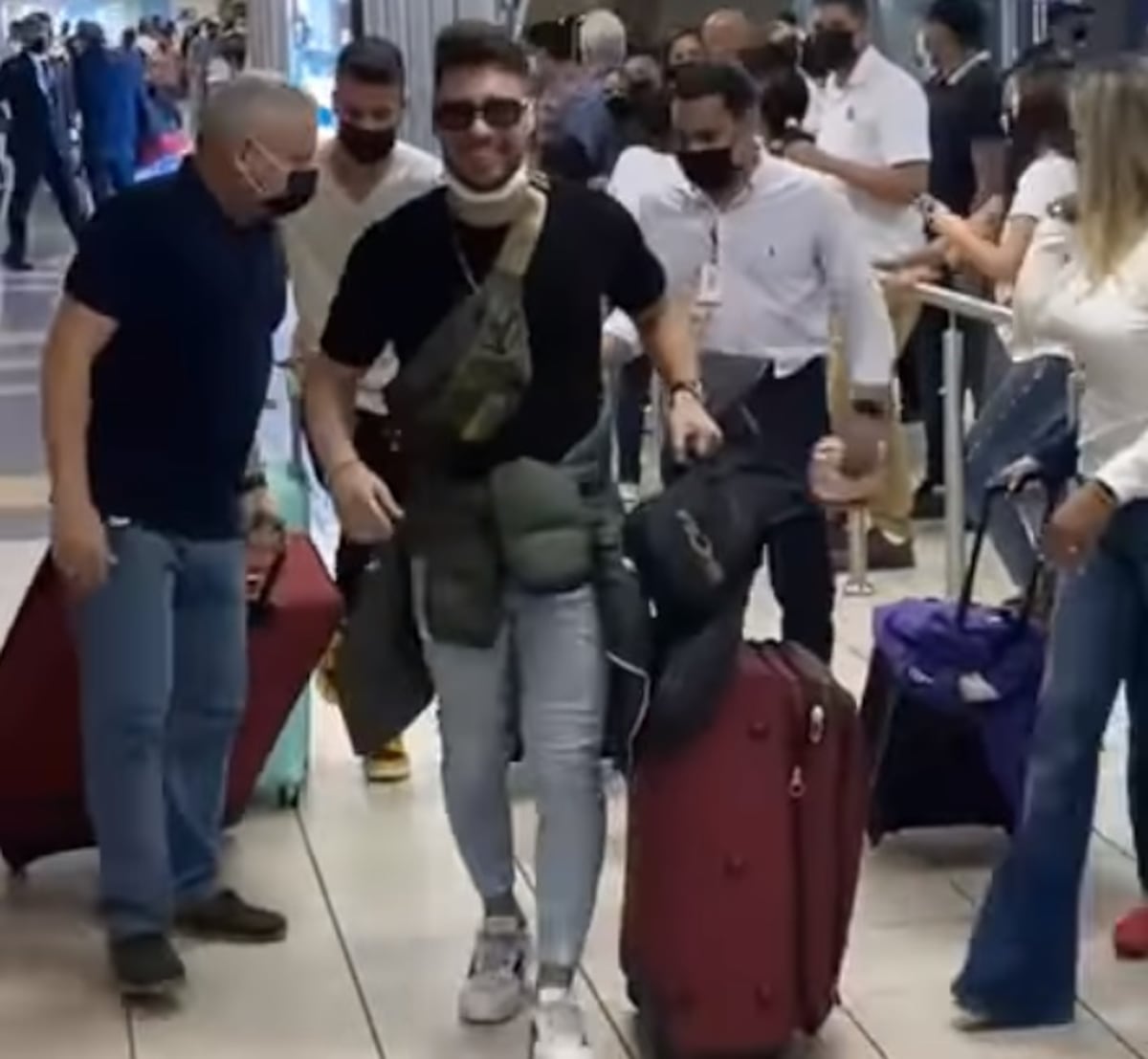 Miguel Melfi regresó triunfante del Poder del Amor. Andreína vendrá después. Fue recibido en el aeropuerto. Video