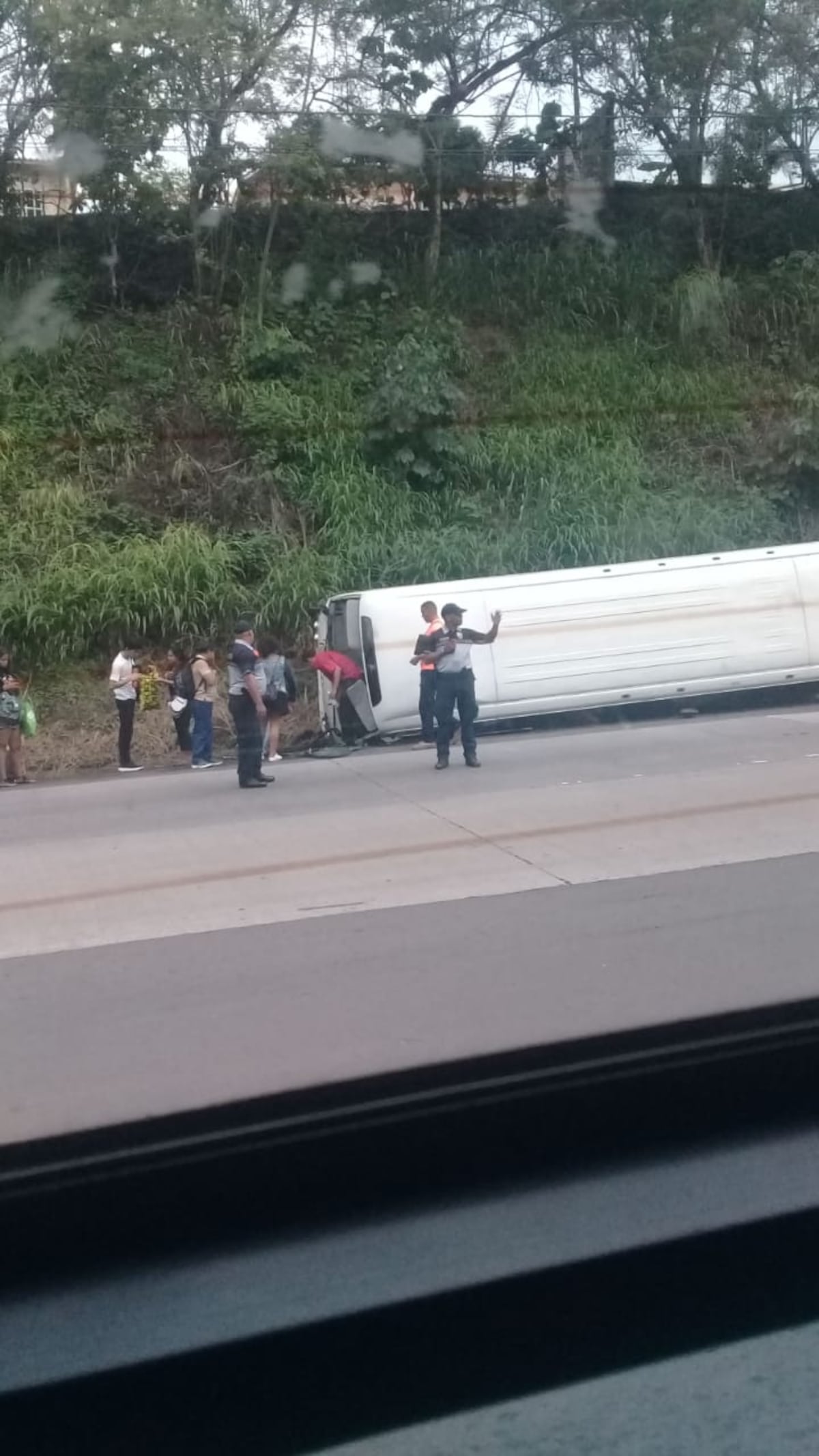 Por evitar colisionar con un auto que se tiró. Se vuelca busito de la ruta Panamá- Hato Montaña. Video. 