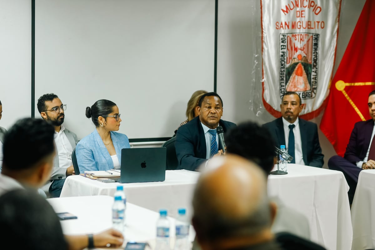 Reunión caliente en San Miguelito: Alcaldesa electa Irma Hernández y alcalde saliente Héctor Valdés Carrasquilla chocan en primer encuentro