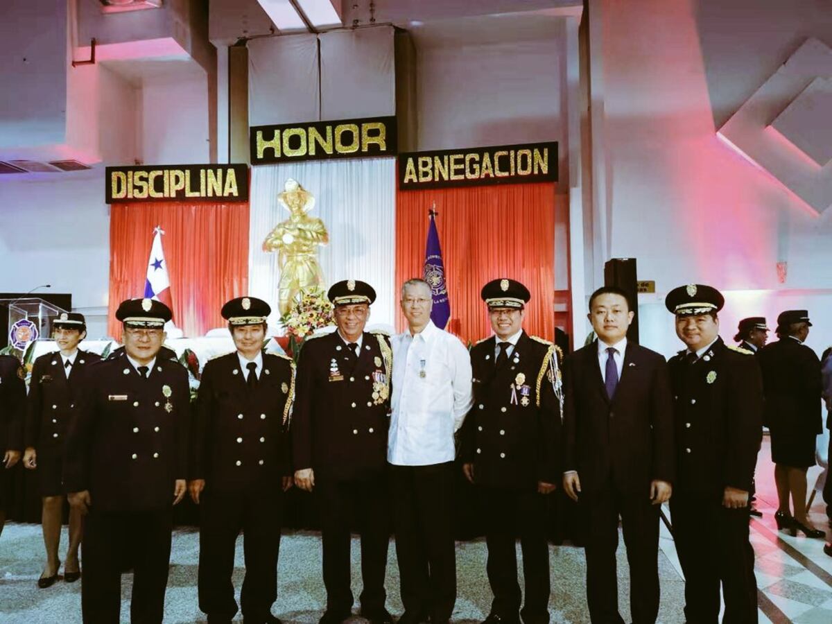 EL embajador de China en Panamá recibe reconocimiento de los Bomberos