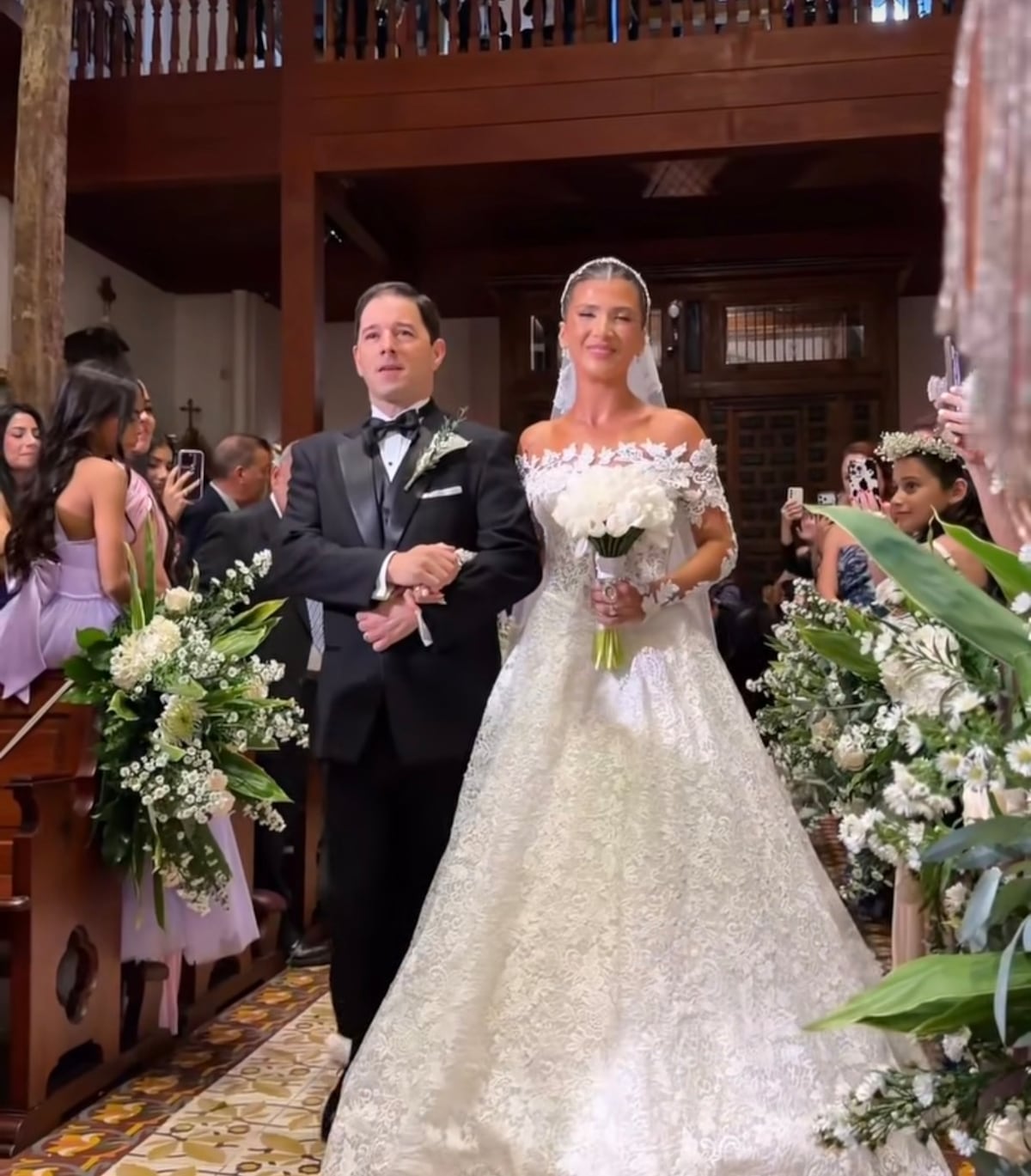 La boda de ella. ‘Monchi’ no aguantó el llanto: así fue la entrada de Valeria Rettally a la iglesia que se volvió viral +VIDEOS