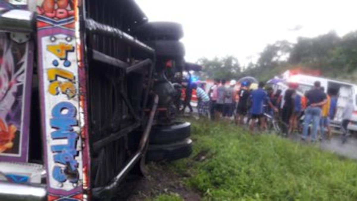 Bus lleno de pasajeros se vuelca en la Transístmica. Múltiples heridos. Video