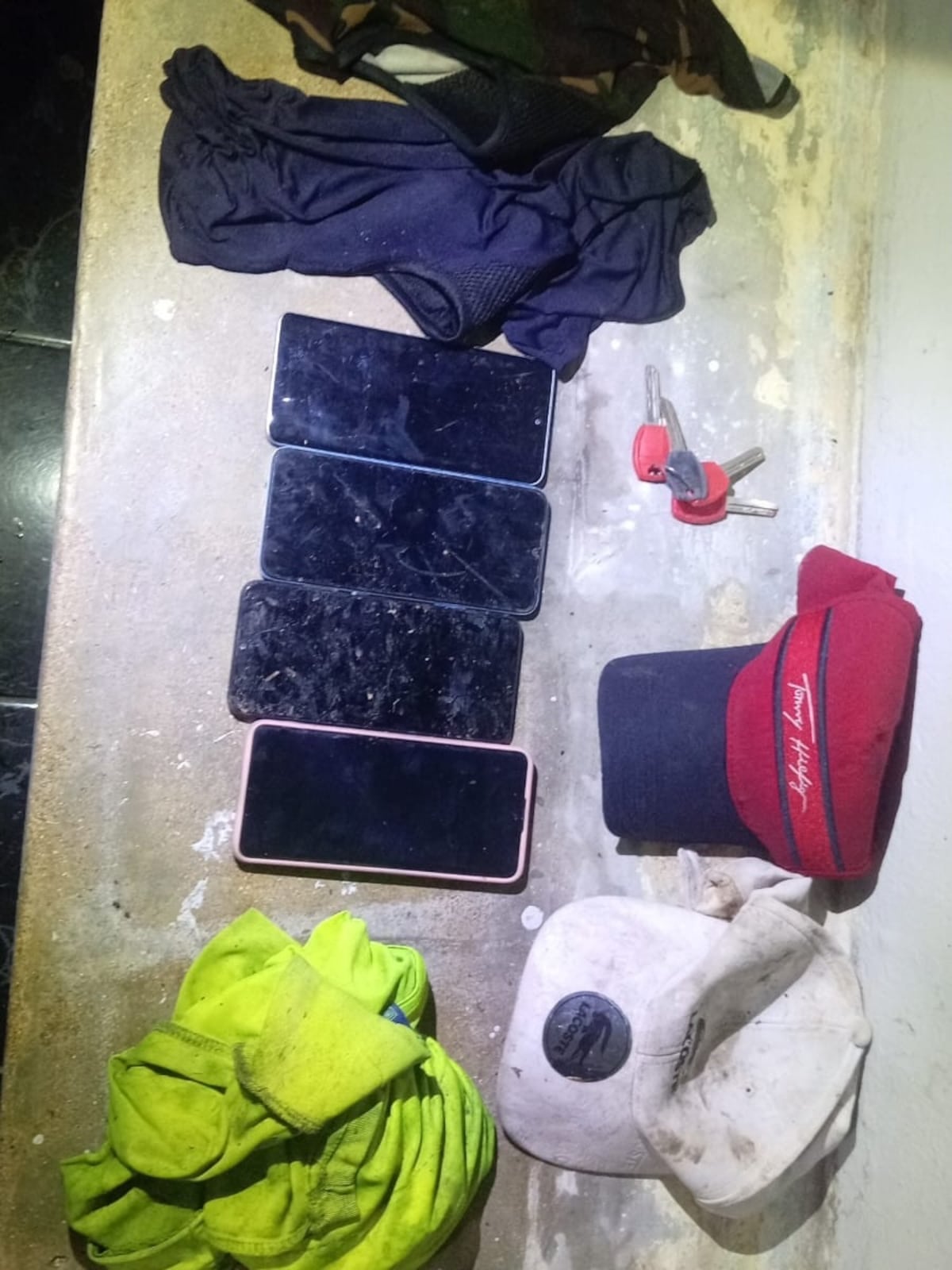 ¡Pensaron que coronaban! Golpearon a una cajera durante un asalto en Colón y terminaron escondidos entre la maleza