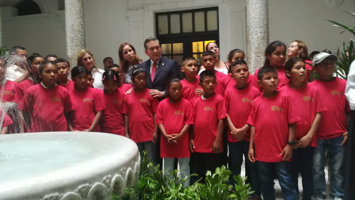 Primera Dama recibió en la presidencia a niños del interior con la alfombra roja que usó el papa Francisco en JMJ