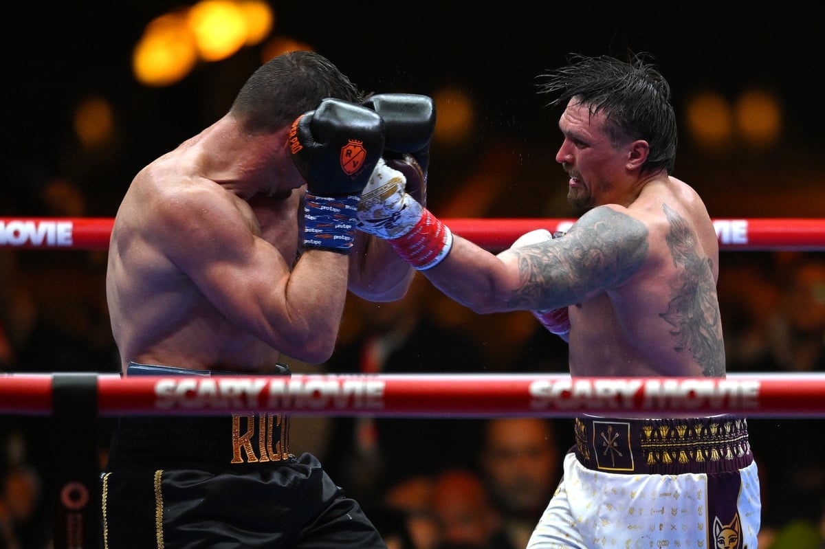 Usyk retiene sus cinturones en Guiza tras polémica detención a 1 segundo del final frente a Verhoeven