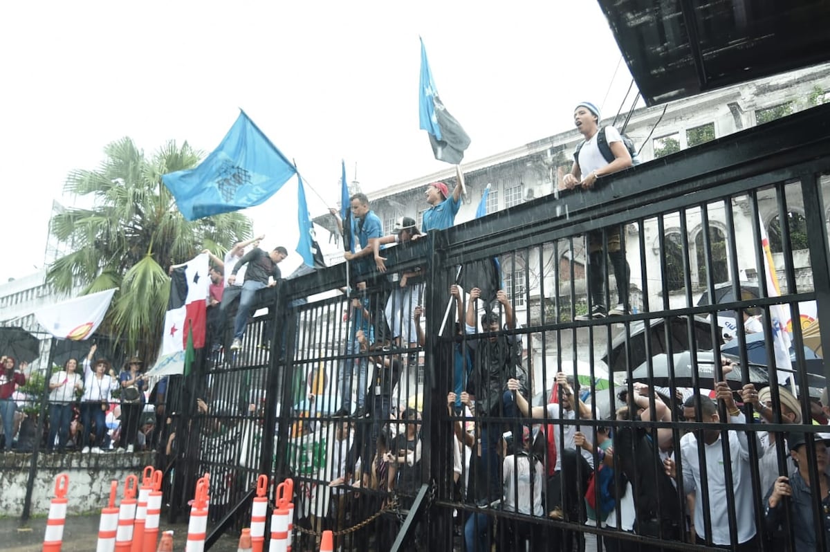 Lunes de protesta. Manifestaciones públicas seguirán en la Asamblea por las reformas