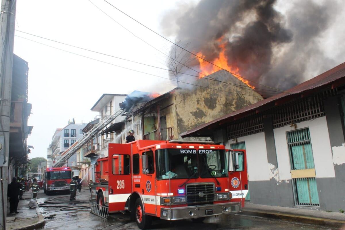 Edificio de madera se incendia en calle 13 Santa Ana