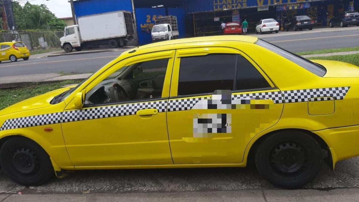 Suben a taxi en grúa y se da a la fuga entre tres uniformados en Llano Bonito. Video viral