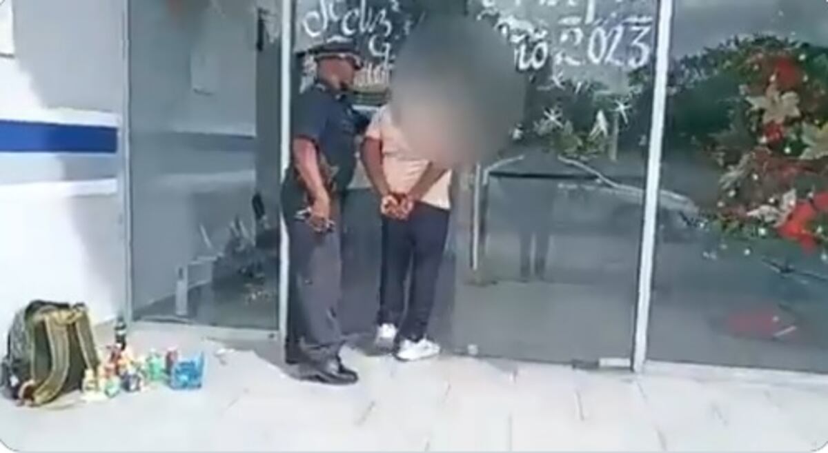 Hombre despoja a una billetera del tablero de sus números. Lo corretean y logran su captura. Video