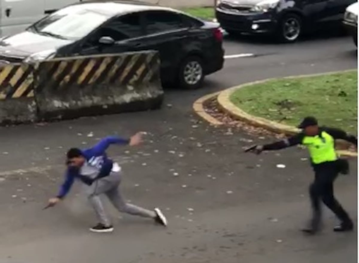 De película. Venezolano con arma en mano trató de robar Rolex a turista. Ciudadanos y Policía lo atrapan. Video